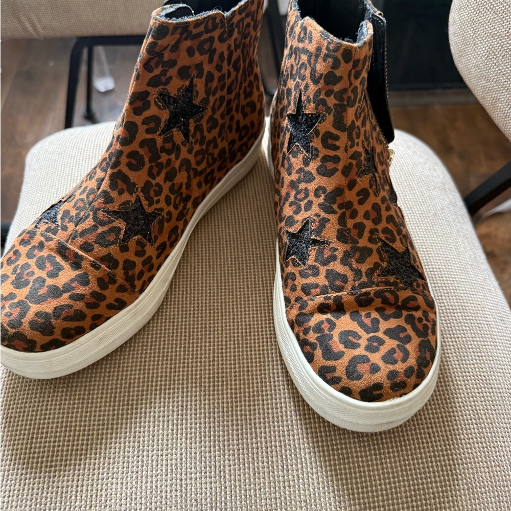 Mia Leopard Print High-Top Sneakers with Star Glitter Accents (sz 5)